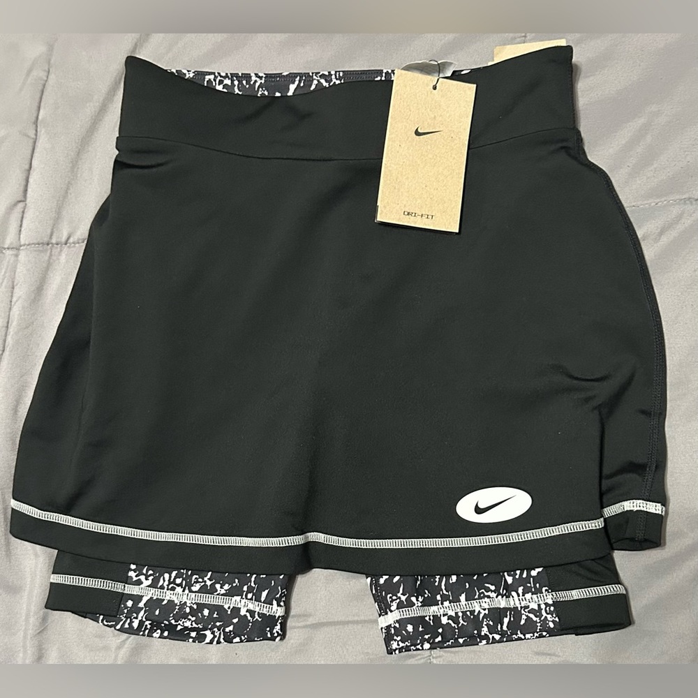 NWT NIKE  Girls Black Skort Size Large PLEASE READ (flaw)